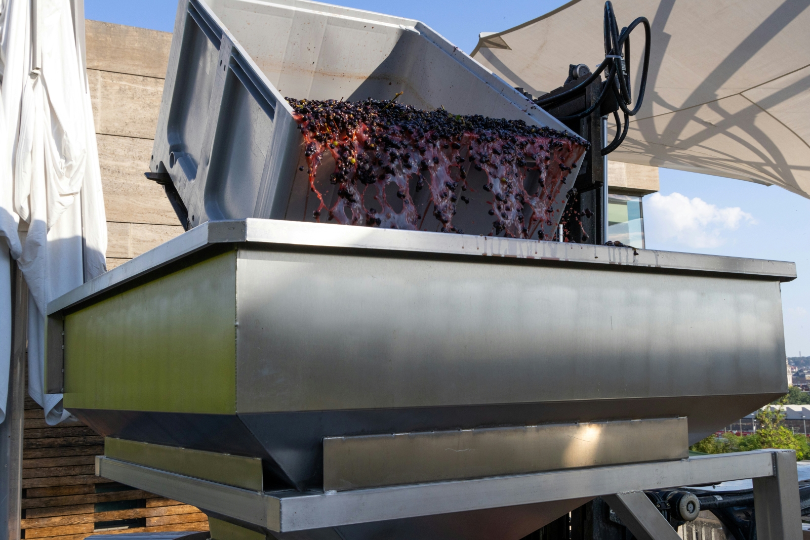 How is sparkling wine made